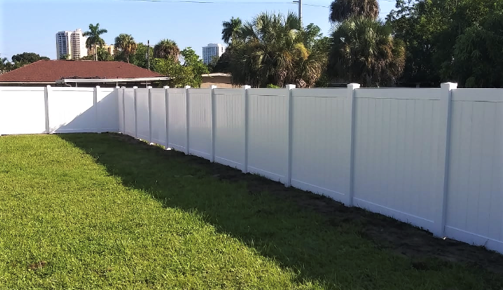 Wood Fence vs Vinyl Fence Installation | aafenceandgate