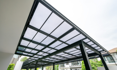 Building with a transparent polycarbonate roof
