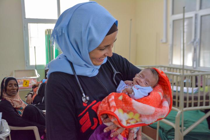 MSF pediatrician Monica Costeira and baby of Jumma sharing a smile at the neonatal unit of Al-Qanawis mother and child hospital in Hodeidah, Yemen.  Copyright Nasir Ghafoor/MSF