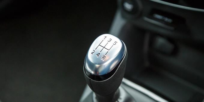 Dos and Don’ts in Driving a Manual Transmission Car